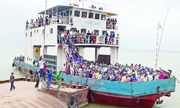 পাটুরিয়া রুটে যাত্রীবোঝাই ফেরি  ভিড়তে দেয়নি প্রশাসন
