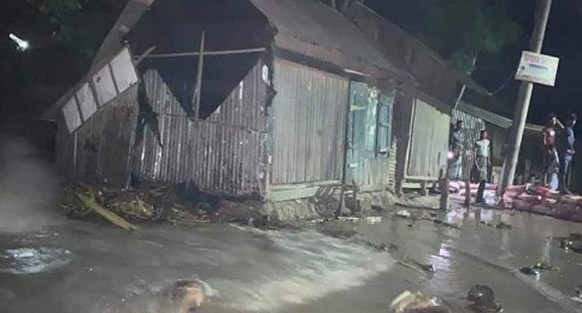 বরগুনায় ঝড়ে গাছপালা ও বিদ্যুতের খুঁটি উপড়ে পড়েছে, নিম্নাঞ্চল প্লাবিত