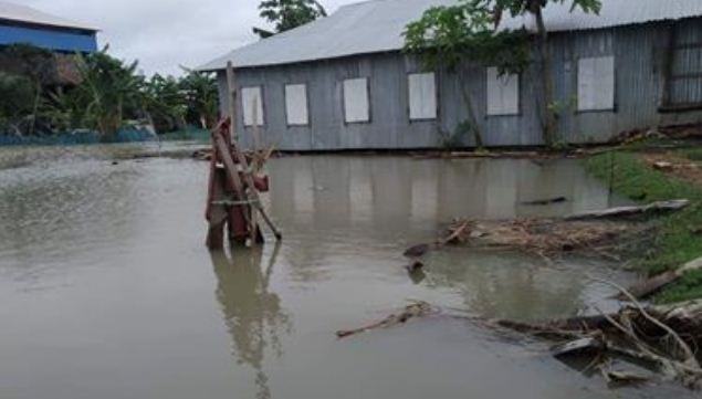বরগুনায় ১৫ পয়েন্টের বেড়িবাঁধ ভেঙ্গে অর্ধশত গ্রাম প্লাবিত