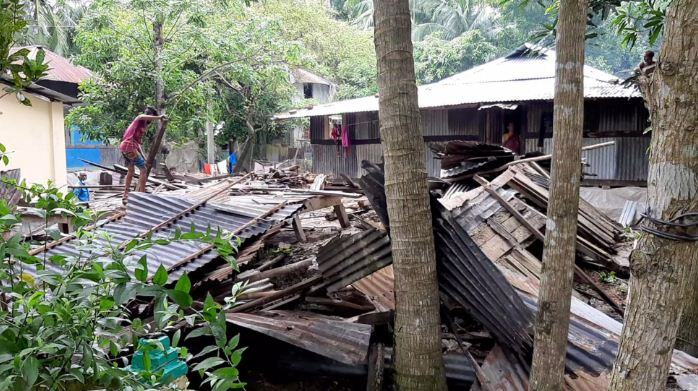 আমফানে ঝালকাঠিতে বসতঘর বিধ্বস্ত, পানিবন্দি ৫০টি গ্রামের মানুষ