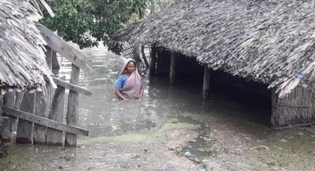 গাবুরার গ্রামগুলো যেন একেকটি দ্বীপ, ঘরের চালে মানুষ