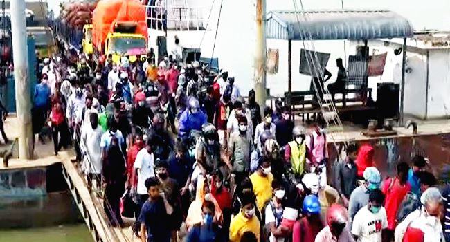 দৌলতদিয়ায় ঘরমুখো মানুষের ঢল : বাড়তি ভাড়া ও ঝুঁকি