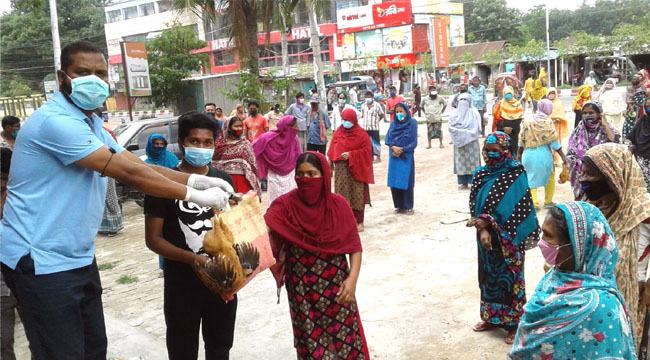 এবার চাল-চিনির সাথে `ঈদ উপহার' মুরগি দিয়ে আলোচনায় সেই মিঠু