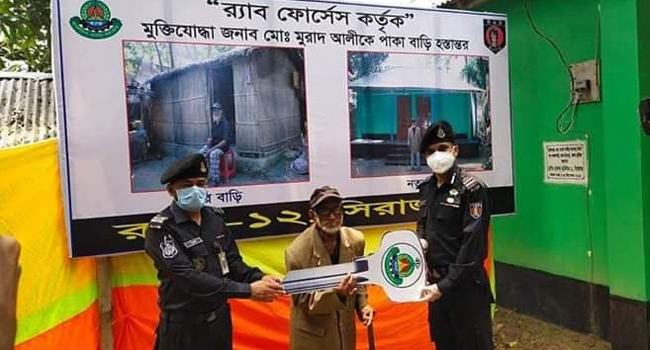 কুষ্টিয়ায় র‌্যাবের পক্ষ থেকে পাকা ঘর পেলেন অসহায় মুক্তিযোদ্ধা মুরাদ আলী