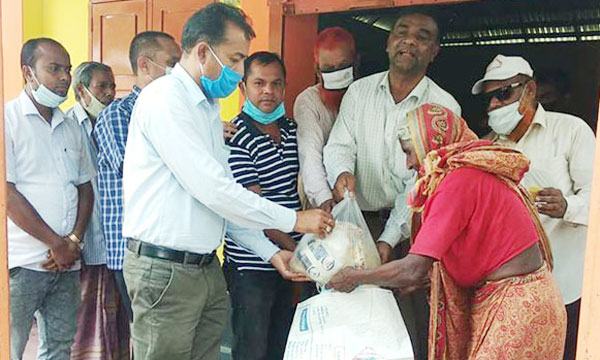 কাজিপুরে ঈদ উপহার দিলেন ব্যবসায়ী আব্দুর রাজ্জাক
