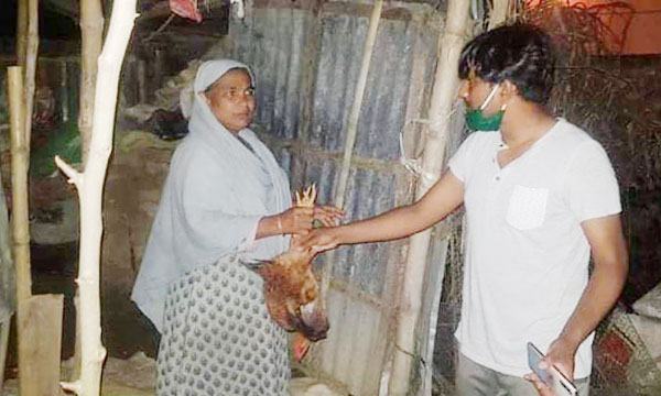 সিংড়ায় বাড়ি বাড়ি মুরগী বিতরণ