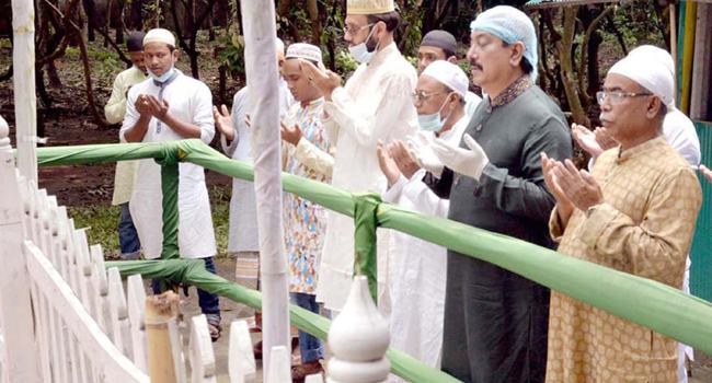 এরশাদের কবর জিয়ারত করলেন রাঙ্গা-মোস্তফা