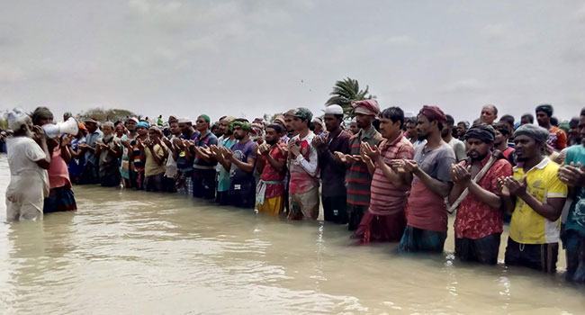 হাঁটু পানিতে দাঁড়িয়েই ঈদের জামাত আদায়