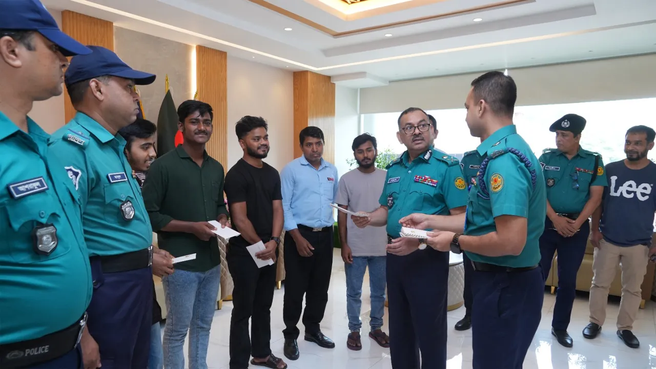 পুলিশসহ ১০ জনকে পুরস্কৃত করলেন ডিএমপি কমিশনার