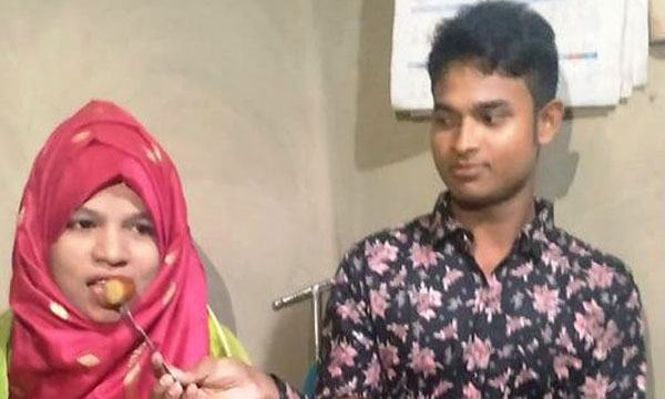 স্ত্রীর লাশ ঝুলিয়ে রেখে দুই সন্তানের জননী নিয়ে উধাও স্বামী