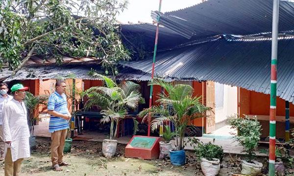 পোরশায় ঘূর্ণিঝড়ে লণ্ডভণ্ড প্রতিবন্ধি প্রাথমিক বিদ্যালয়