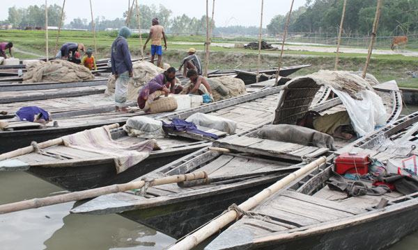 কাজিপুরে যমুনার বুকে জেলেদের দূর্বিষহ জীবন
