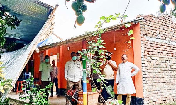 পোরশায় উপজেলা চেয়ারম্যানের ক্ষতিগ্রস্ত প্রতিবন্ধি প্রাথমিক বিদ্যালয় পরিদর্শন