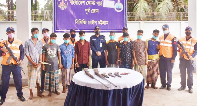 বঙ্গোপসাগরে ডাকাতি প্রস্তুতিকালে ৮ যুবক আটক