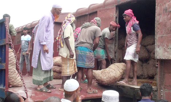হিলিতে ভারতীয় পেঁয়াজ আমদানি শুরু