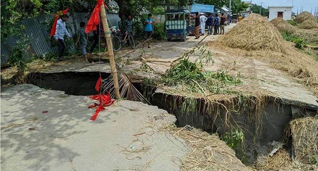 বৃষ্টিতে সড়কে ধস, জেলার সাথে সরাসরি যোগাযোগ বিচ্ছিন্ন নবীনগরের