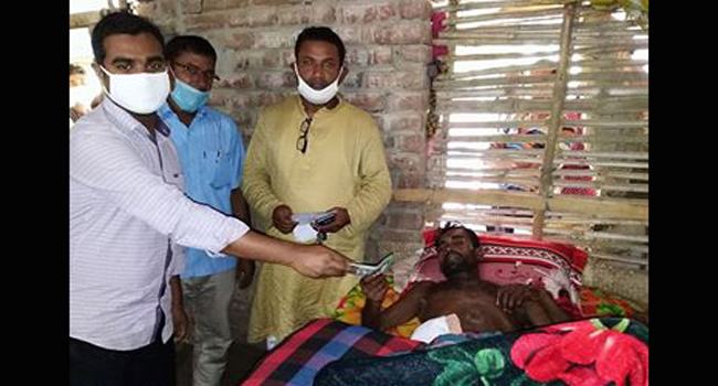 অসুস্থ শ্রমিকের চিকিৎসার দায়িত্ব নিলেন বাগাতিপাড়ার ইউএনও