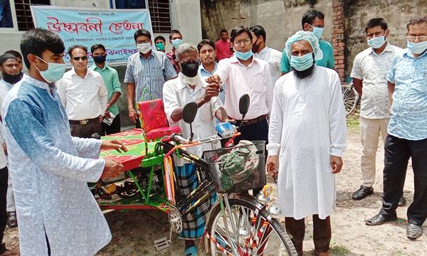 শৈলকুপায় করোনায় কর্মহীন হয়ে পড়া বৃদ্ধকে অটো ভ্যান উপহার