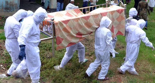 দেবিদ্বারে করোনায় মৃত ব্যক্তির লাশ দাফন করছে ‘ওরা ৪১ জন’