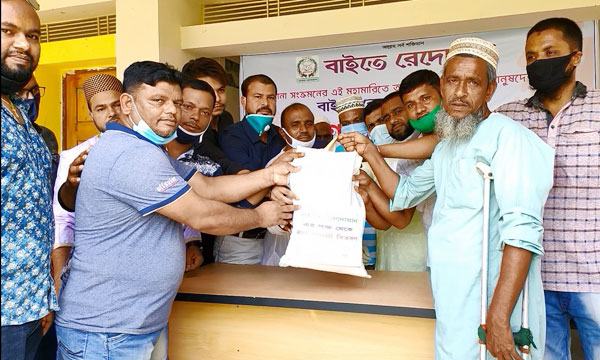সিরাজদিখানে অস্থায়ী বাসিন্দাদের ‘বাইতে রেদোয়ান’র খাদ্য সামগ্রী বিতরণ