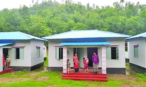 প্রধানমন্ত্রীর দেয়া ঘরে হাটহাজারী ত্রিপুরাপল্লীর ৬ পরিবার