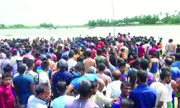 উলিপুরে নৌকা ডুবির ১৮ ঘণ্টা পর নিখোঁজ ৪ জনের লাশ উদ্ধার