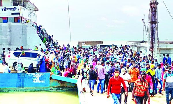 ঝুঁকি নিয়েই ঢাকায় ফিরছে মানুষ