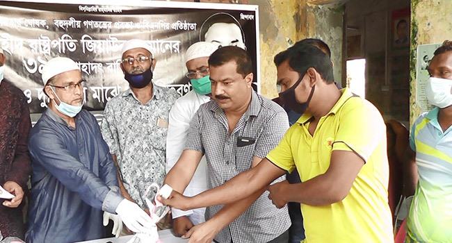 রংপুরে শহীদ প্রেসিডেন্ট জিয়াউর রহমানের শাহাদাৎবার্ষিকীতে খাদ্য সামগ্রী বিতরণ
