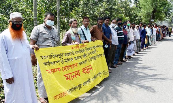 বড়াইগ্রামে ধর্ষক দপ্তরির অপসারণের দাবিতে মানববন্ধন