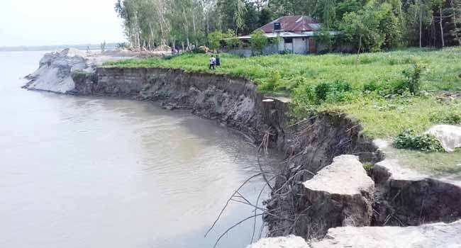 যমুনার ভাঙনের কবলে স্কুল মসজিদ গ্রাম