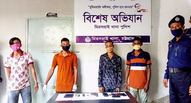 ঢাকা-চট্টগ্রাম মহাসড়কে যাত্রীবেশে ছিনতাইকারীদলের ৪ সদস্য অস্ত্রসহ গ্রেফতার