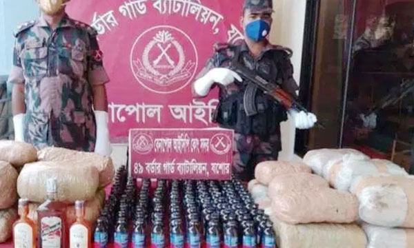 বেনা‌পোল সীমান্ত থে‌কে ৩৮ কে‌জি গাঁজা, ফে‌ন্সি‌ডিল ও মদ উদ্ধার
