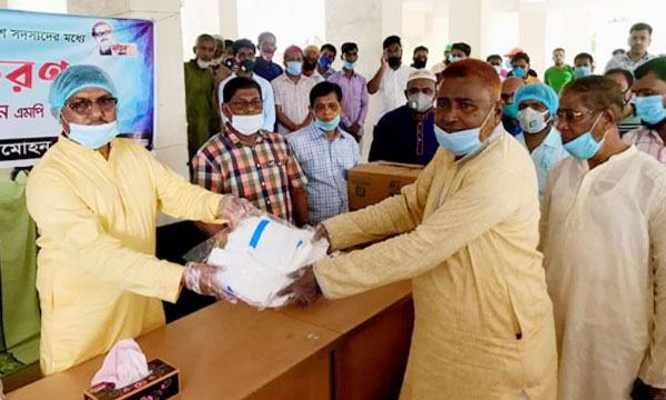 লালমোহনে সম্মুখ সারির যোদ্ধাদের মাঝে পিপিই বিতরণ এমপি শাওনের