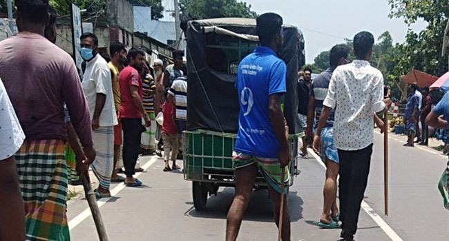 সিংগাইরে দু’গ্রুপের দফায়-দফায় সংঘর্ষ, যুবলীগ নেতাকে কুপিয়ে জখম