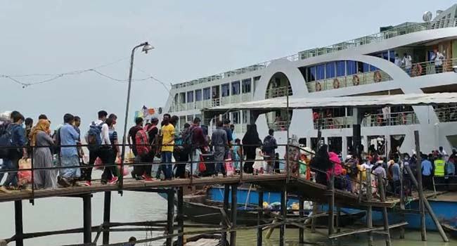 চাঁদপুর লঞ্চঘাটে ঢাকামুখী মানুষের ভিড়, মানছে না স্বাস্থ্যবিধি
