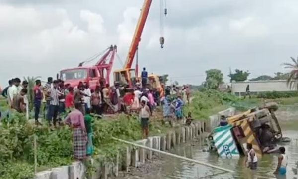 কুমিল্লায় পল্লী বিদ্যুতের ক্রেন উল্টে শ্রমিক নিহত, আহত ৫