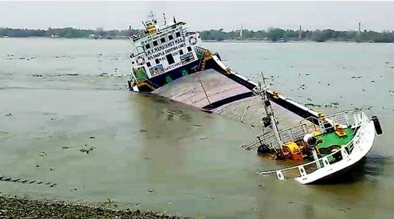 খুলনায় নদীতে ১০ হাজার বস্তা  সিমেন্টসহ কার্গো ডুবি