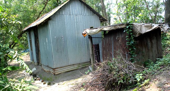 দোহারে ভূমিহীনদের মানবেতর জীবন যাপন, ত্রাণ না পাওয়ার অভিযোগ