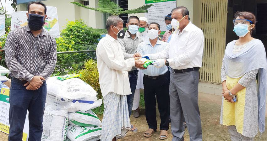 মিরসরাইয়ে খামারীদের মাঝে গোখাদ্য ও উপকরণ বিতরণ
