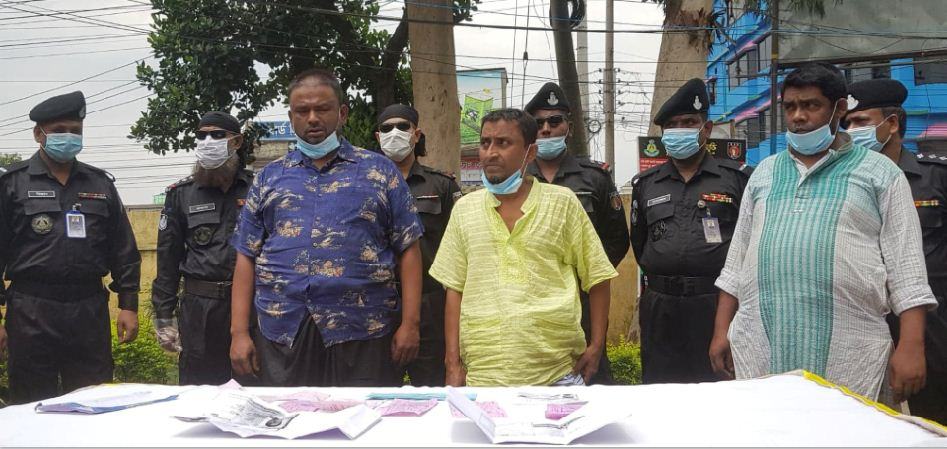 লিবিয়ায় ২৬ বাংলাদেশী হত্যা : ভৈরবে ৩ মানব পাচারকারী আটক করেছে র‌্যাব