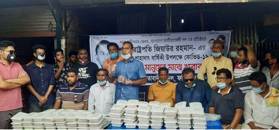 ঘুরে ঘুরে অসহায় মানুষের মাঝে খাবার বিতরণ করলো যুবদল