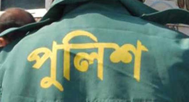 রাতে সিএনজি নিয়ে ডিউটি করতে গিয়ে কাভার্ডভ্যান চাপায় এক পুলিশ নিহত,  ৩ পুলিশ ও চালক আহত
