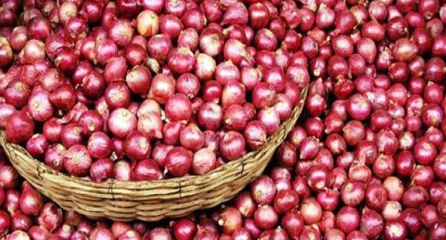 দিনাজপুর হিলিতে কমেছে ভারতীয় পেঁয়াজের দাম