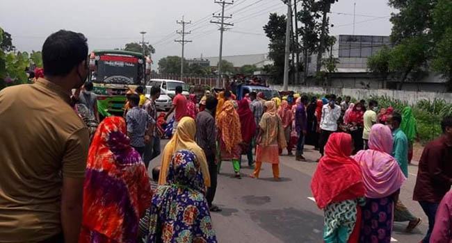ভালুকায় ছাটাইয়ের প্রতিবাদে শ্রমিকদের মহাসড়ক অবরোধ