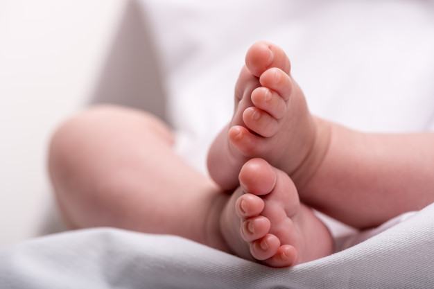 ঝড়ের মধ্যে পলিথিনে মোড়ানো নবজাতক উদ্ধার