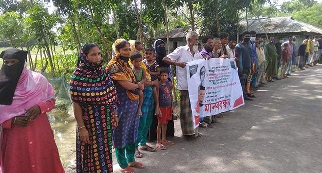 কাঁঠালিয়ায় ত্রাণের দাবিতে মানববন্ধন