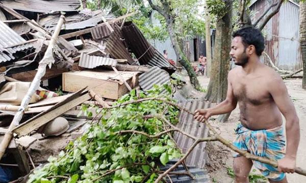 ঘূর্ণিঝড়ে লণ্ডভণ্ড নাসিরনগর ব্যাপক ক্ষয়ক্ষতি নিহত ১ আহত ৪