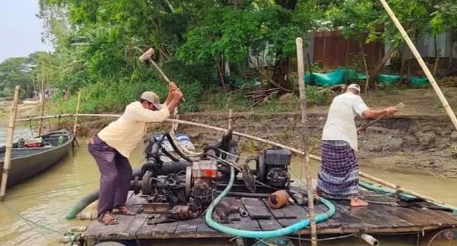 শিবালয়ে অবৈধভাবে বালু উত্তোলনের দায়ে ৪টি ড্রেজার ধ্বংস