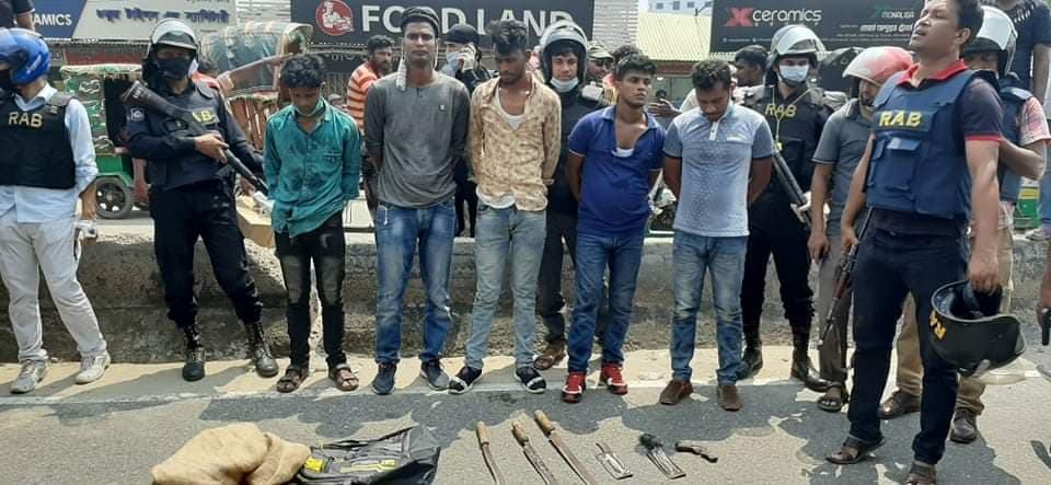 না’গঞ্জে ব্যাংক ডাকাতির প্রস্তুতিকালে অস্ত্রশস্ত্রসহ ৬ ডাকাত আটক, মাইক্রোবাস জব্দ