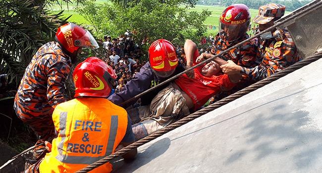 দেবিদ্বারে ঝুঁকিপূর্ণ সেতু ভেঙ্গে ট্রাকচালক নিহত